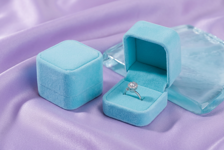 Velvet Ring Box with Rounded Corners - Premium Jewelry Storage 5x5.5x4cm